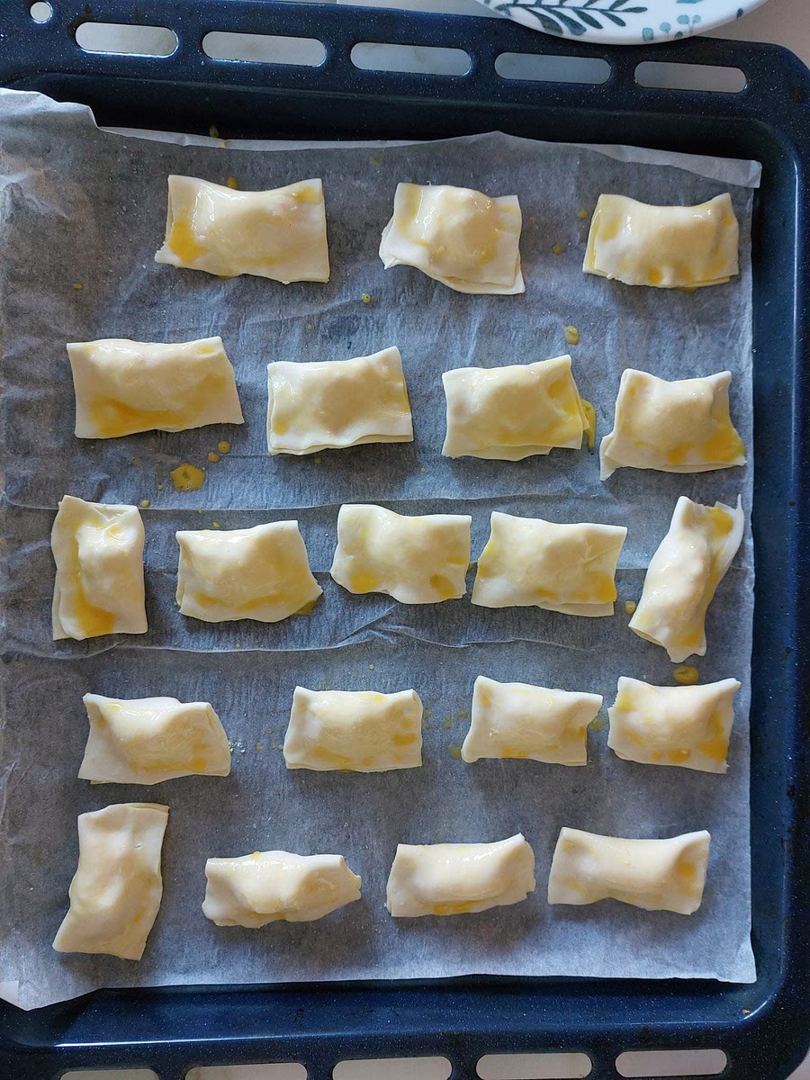 Chiudi piegando a metà. Spennelli l'esterno e butti un pó di sale fino sopra.