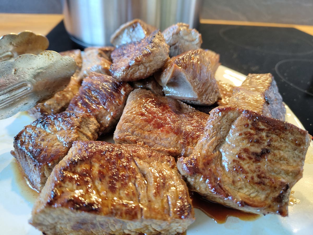 Dans une grande cocotte, faites saisir vos morceaux de bœuf dans de la matière grasse (huile d'olive, beurre...). Une fois les morceaux bien colorés, réserver la viande de côté.