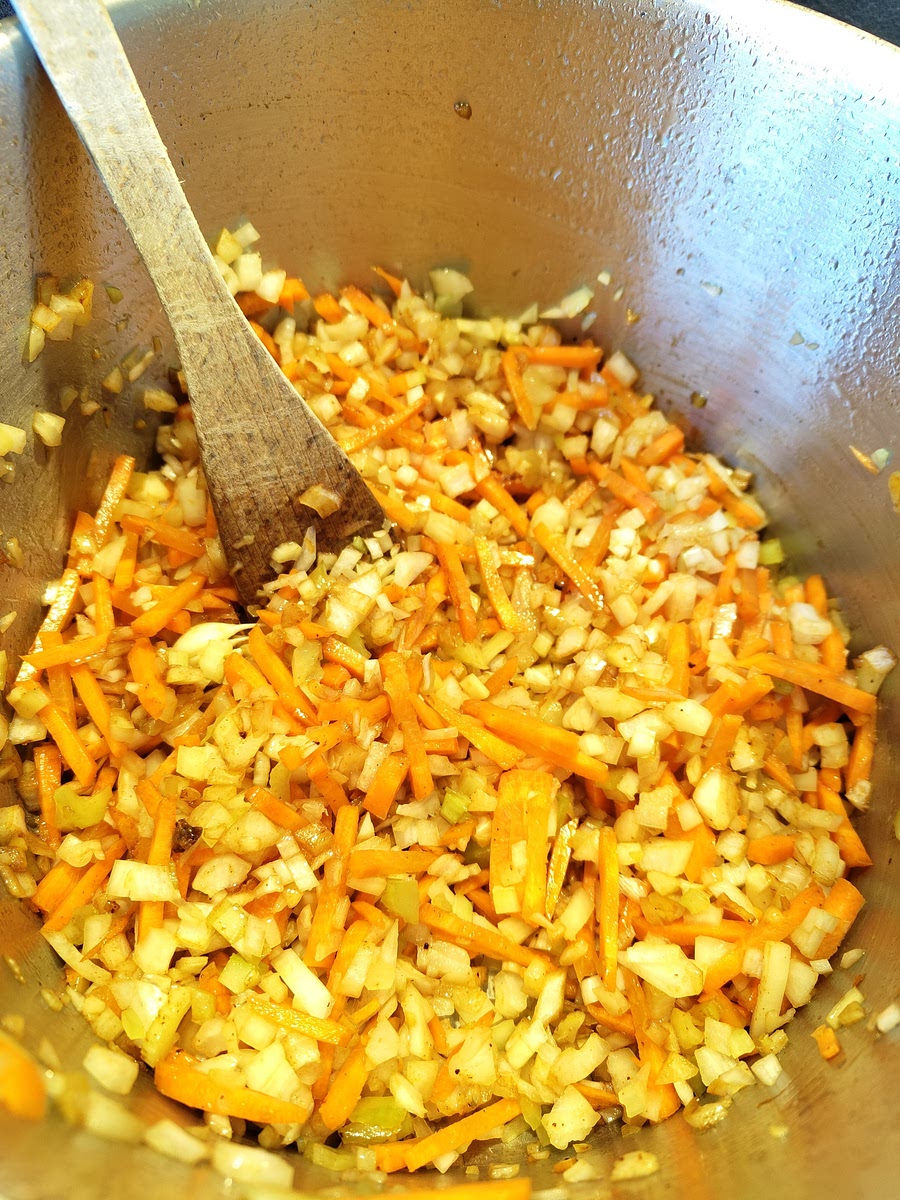 Faire revenir les légumes hachés dans la cocotte