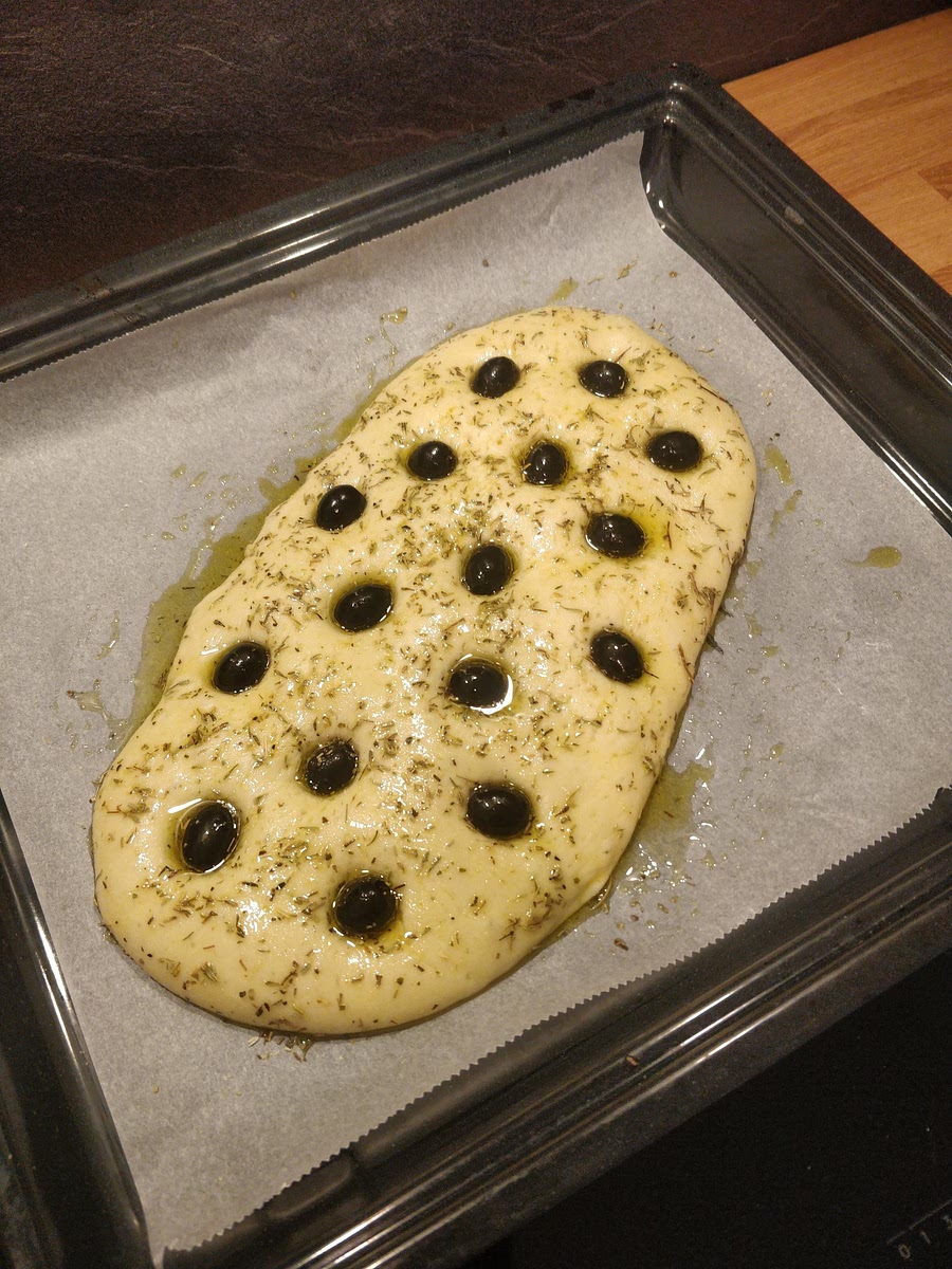 Préchauffez le four à 180°c. Quand il est chaud, faites des "trous" avec les olives et les tomates et badigeonnez d'huile d'olive. Enfournez pour 20 minutes environ.