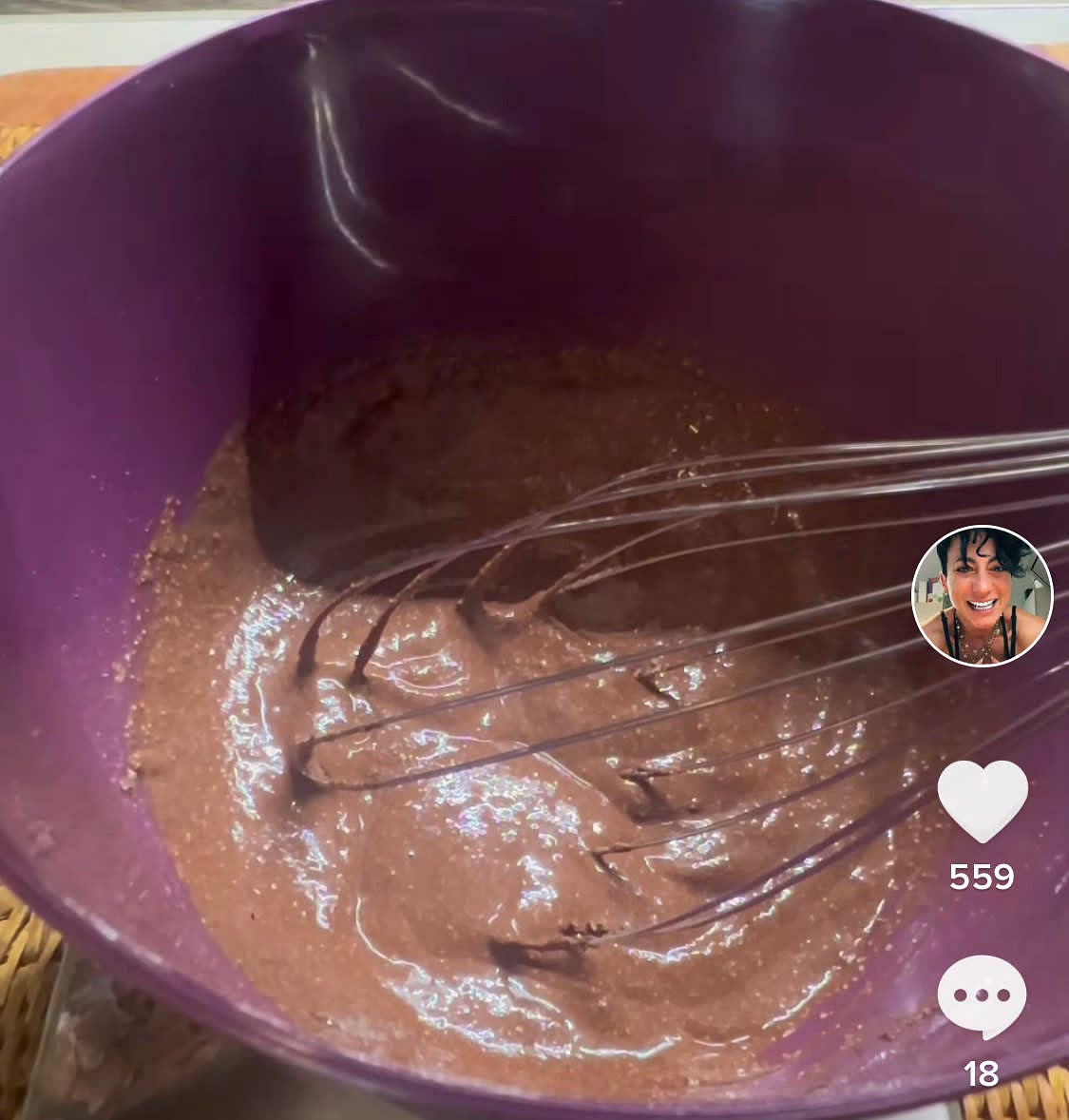 Amalgama tutti gli ingredienti in ordine e metti a cuocere negli stampini in friggitrice ad aria per 10 minuti a 170 gradi