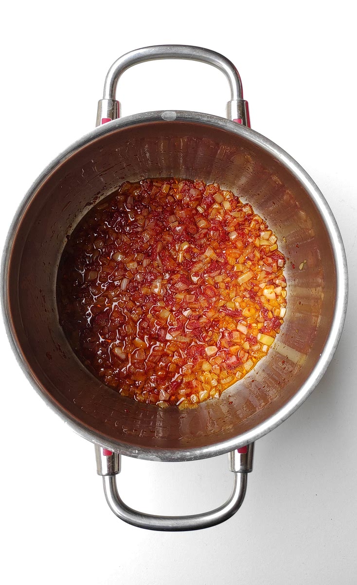 Add 1 tablespoon of tomato paste, herbs and cook for 2 minutes, stirring frequently.