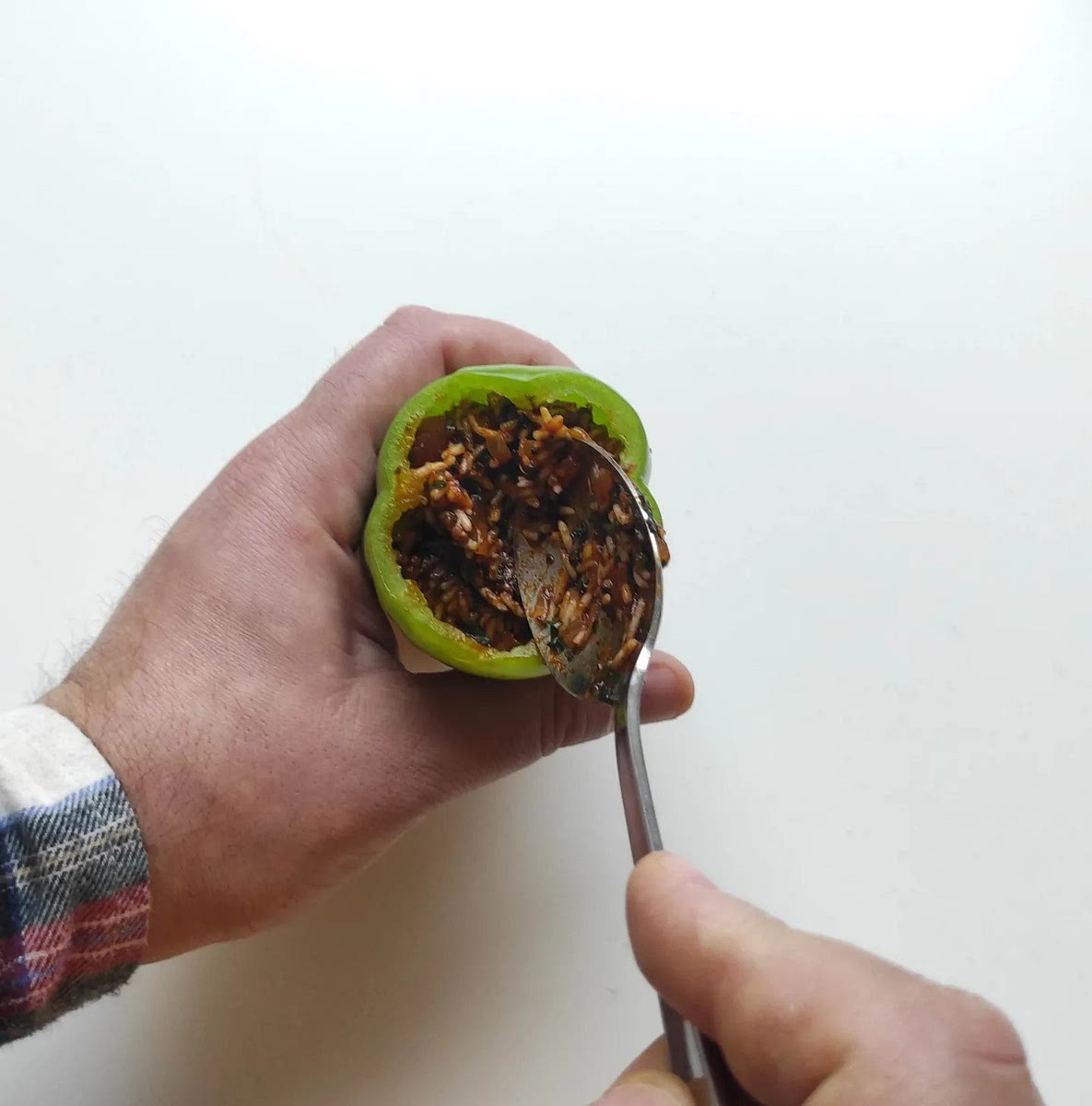 Fill the bell peppers with a spoon.