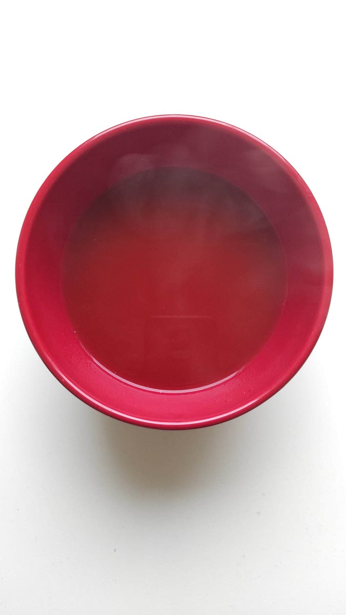 Prepare the sauce: Add 1 tablespoon of tomato paste with a pinch of salt in a hot cup of water and mix well.