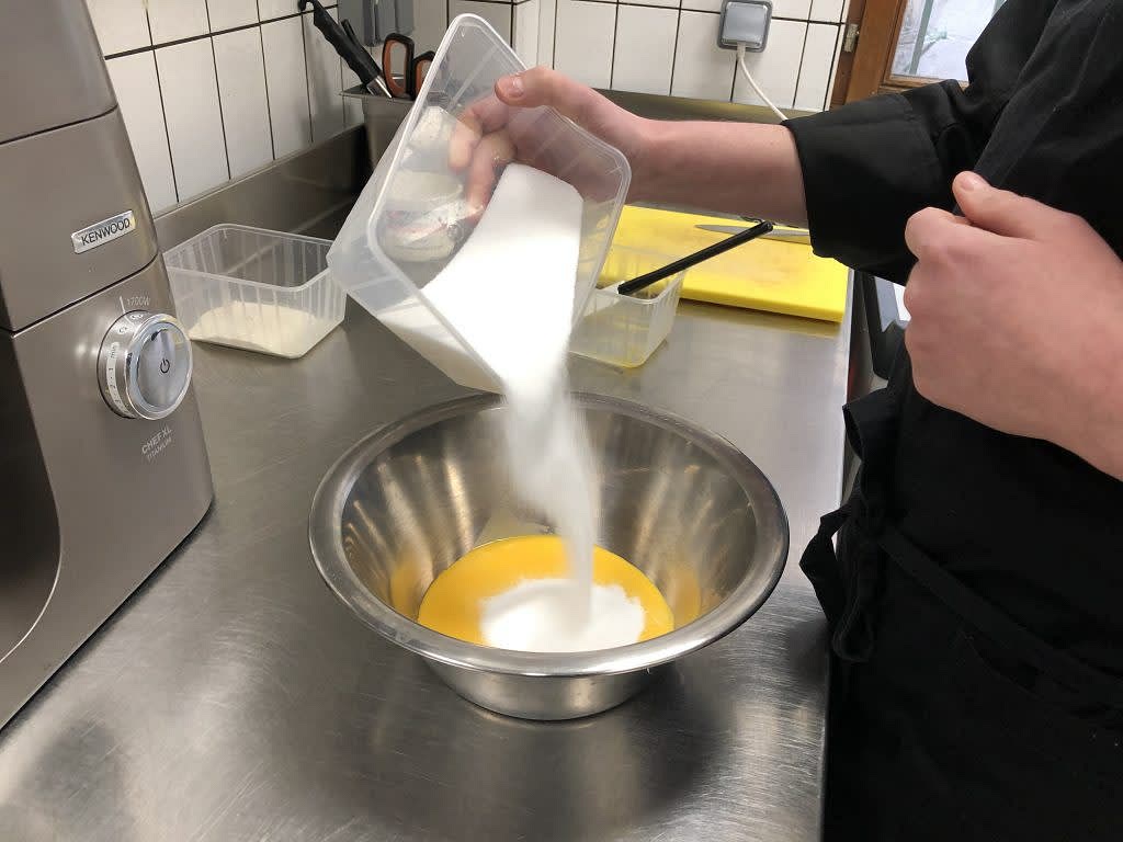 Étape 2 : Dans un autre récipient, mélanger les jaunes d’œuf et le sucre