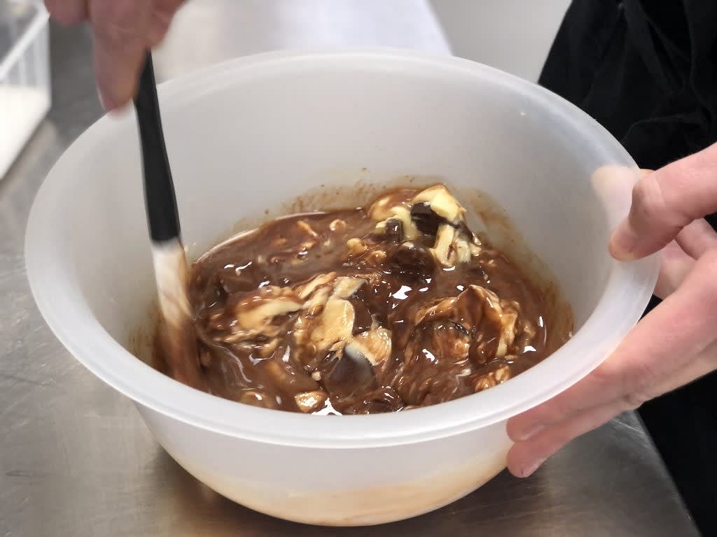 Étape 1 : Faire fondre lentement le chocolat et le beurre (au bain-marie si possible, sinon au micro onde mais pas trop fort)