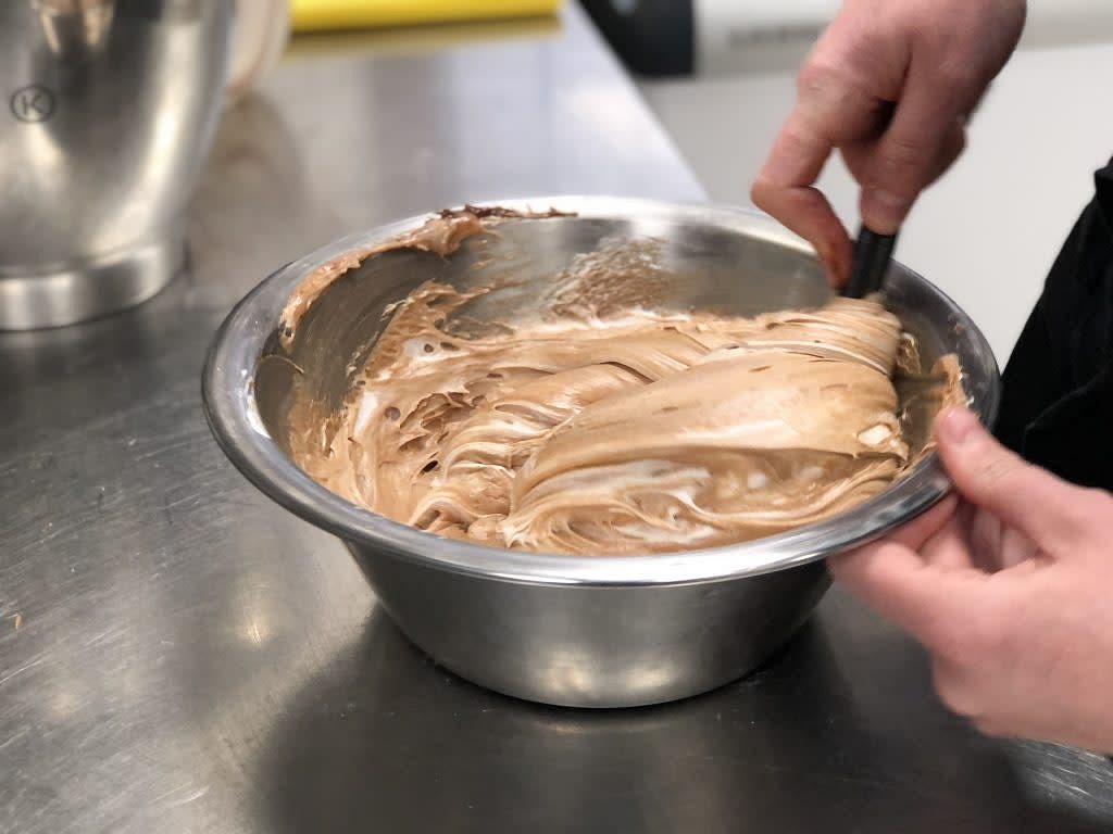 Étape 6 : À l’aide d’une spatule, ajoutez-y délicatement les blancs montés en faisant de petits aller-retour, la couleur doit être marbrée puis s’éclaircir tout doucement.