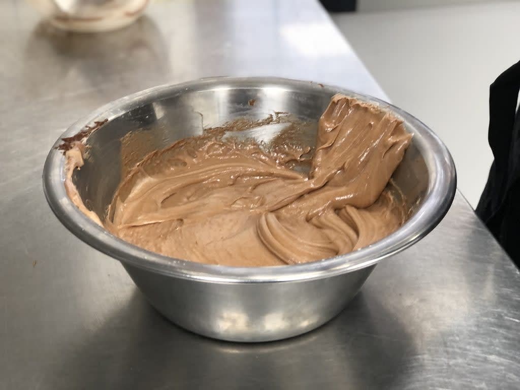 Étape 4 : Mélanger délicatement le chocolat et le beurre fondu + les jaunes et le sucre, sans incorporer de l’air (ne surtout pas battre)