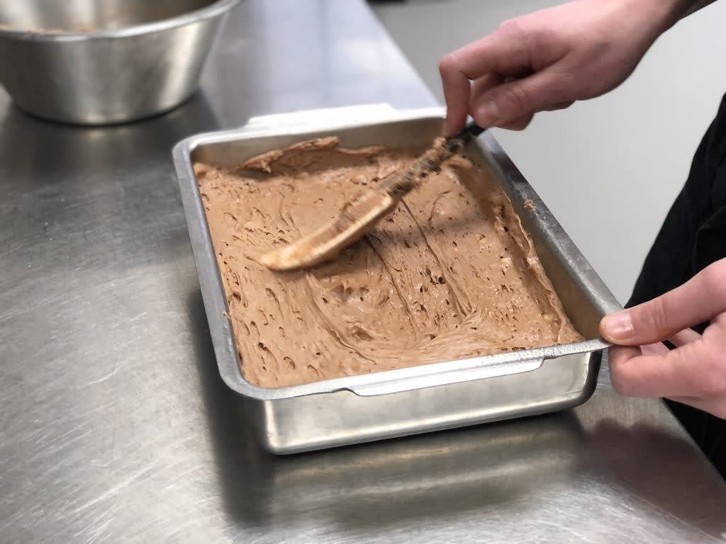 Étape 8 : Beurrez le fond de votre moule et ajoutez-y votre mélange. Placez-le au four sur 170 degrés pendant 30 minutes.