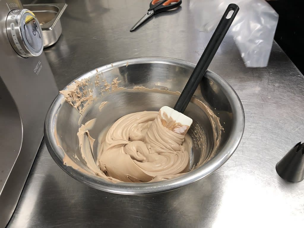 Étape 1 : Faire fondre le chocolat à feu doux et faire bouillir une partie de la crème (150g). L’incorporer en 3 fois dans le chocolat fondu