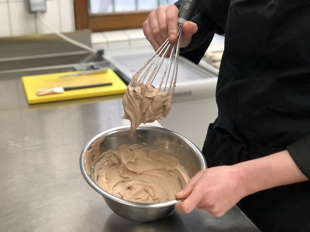 Étape 3 : Fouetter la ganache pour l’aérer après sa sortie du frigo