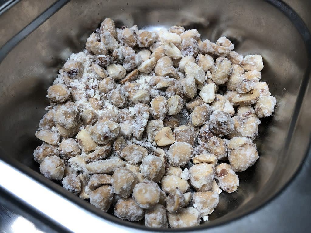 Porter l’eau et le sucre à ébullition puis y ajouter les cacahuètes, remuer en permanence sur feu doux, jusqu’à ce que les cacahuètes se recouvrent d’une légère couche de sucre. Attention, si vous chauffez trop, le sucre va caraméliser et vous aurez des chouchous de fête foraine (c’est aussi très bon).