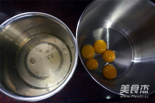 I use large egg shell to separate the eggs