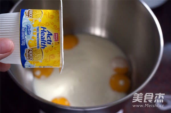 Add 250g of yogurt to the egg yolks and stir well