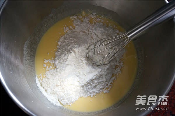 Sift the stirred egg yolk liquid into low-gluten flour and cornstarch (millet flour)