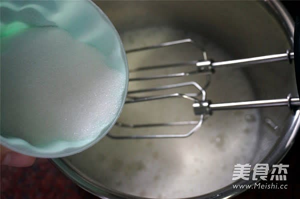 Put the egg whites in an oil-free and water-free container, and there should be no little egg yolk liquid. Add a few drops of lemon juice to it