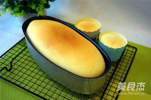 Immediately drop into the preheated oven to prevent precipitation, heat at 160 degrees for 65 minutes, then adjust to 170 degrees and bake for 5 minutes (put a plate of boiling water at the bottom of the oven, and put the baking net on the penultimate layer)
