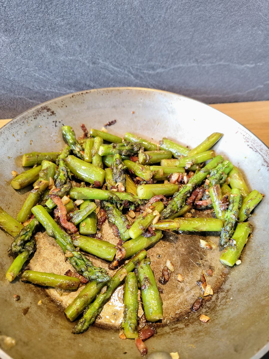 Ajouter les têtes d'asperges, et l'ail haché au préalable.