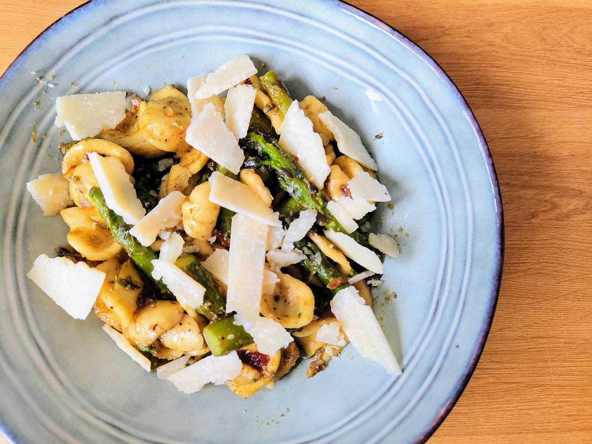 Dresser dans l'assiette et rajouter des copeaux de parmesan et des pignons de pin