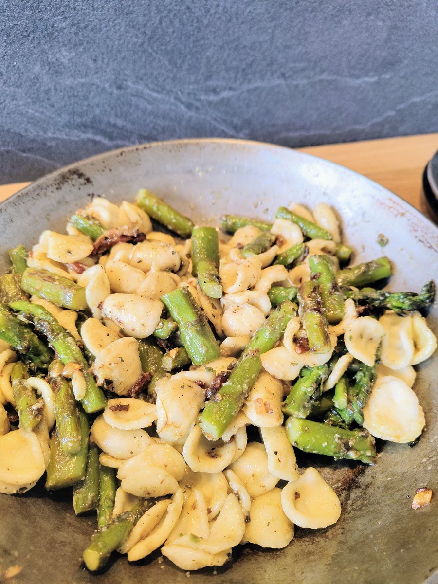 Ajouter les pâtes dans la poêle et assaisonner.