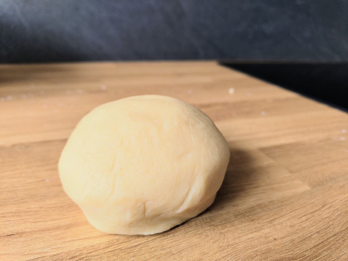 Ajouter les œufs au mélange précédent, puis former une boule.