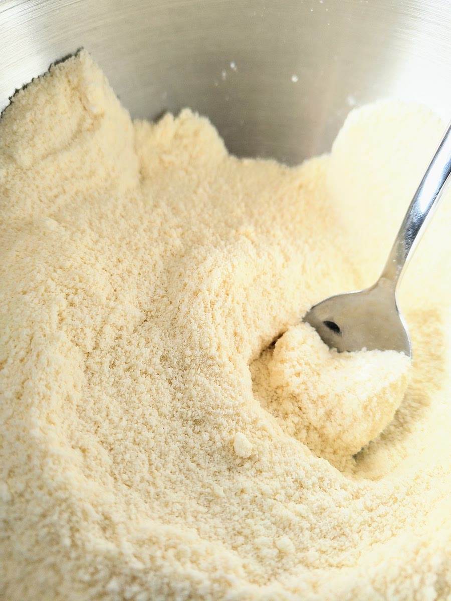 Sabler farine et beurre bien froid (vous pouvez utiliser un mixeur pour aller plus vite)