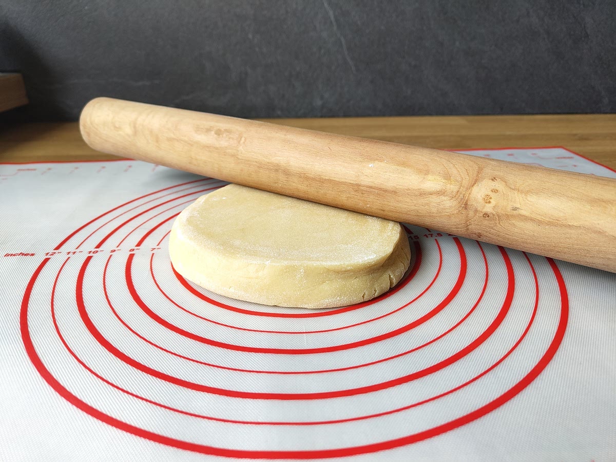 Étaler la pâte et la remettre 20min au réfrigérateur.