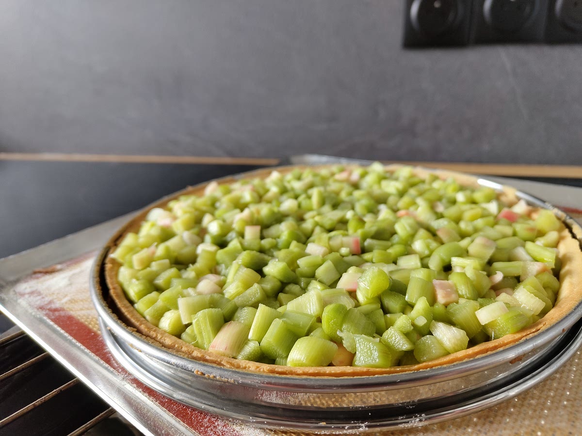 Ajouter les morceaux de rhubarbe égouttés sur la pâte sablée et remettre au four pendant 15min.