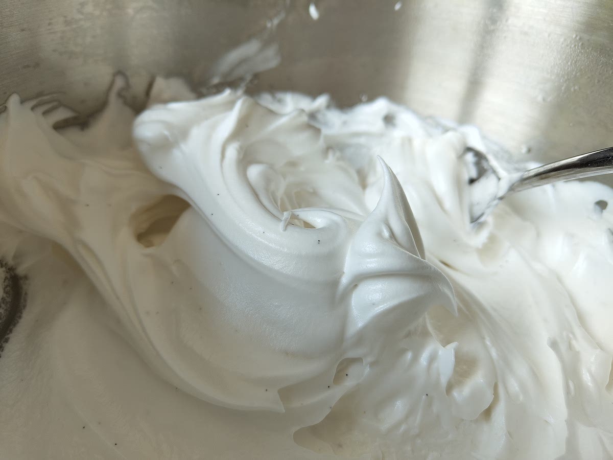 Pour la meringue, mélanger le sirop de rhubarbe avec le sucre et porter à ébullition. Une fois que le sirop bouil, battre les blancs en neige jusqu'à ce qu'ils soient bien mousseux, puis verser en filet, le sirop bien chaud (121c°) sur les blancs sans cesser de battre. Laisser tourner 5min puissance maximale.