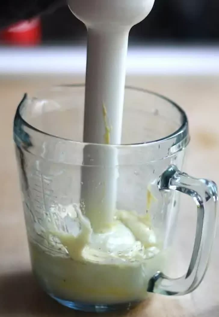 Mettre huile, oeuf entier et moutarde dans un verre mesureur et plonger le mixeur au centre sans le bouger, vitesse lente ou moyenne