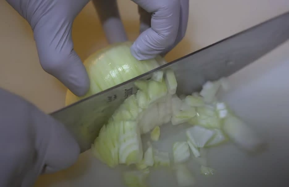 Chop the onions 양파를 크게 다진다