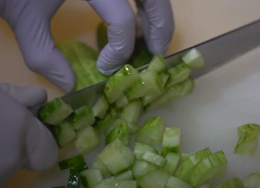 Chop the cucumber big 오이를 크게다진다