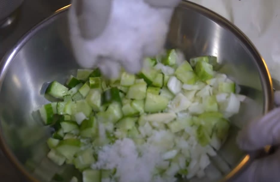 Pickle the onion cucumber with salt 양파 오이를 소금에 절여준다