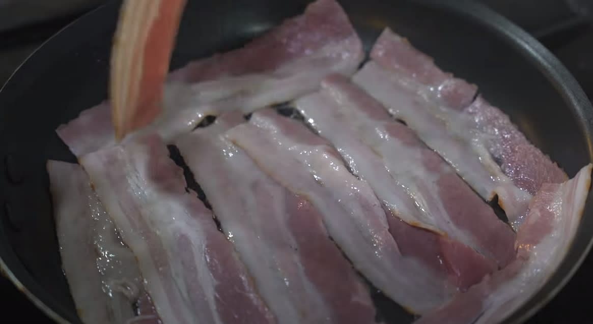 bake bacon 베이컨을 굽는다