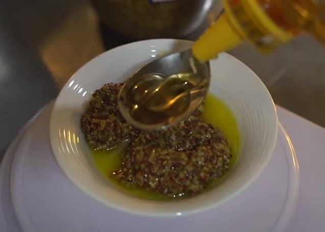 Make honey mustard sauce by mixing 2 spoons of melted butter 4 spoons of honey 4 spoons of whole grain mustard. 녹인버터2스푼 꿀4스푼 홀그레인머스타드4스푼을 넣어섞어 허니머스타드소스를 만든다.