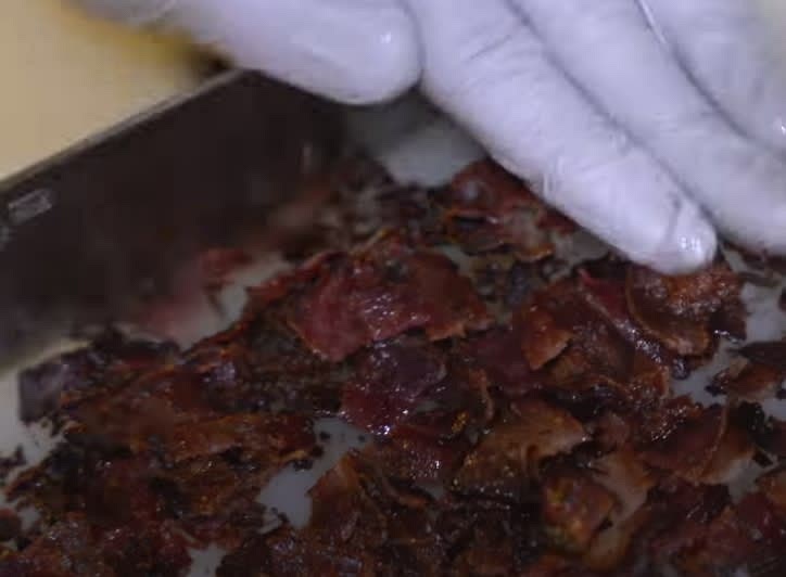 Chop bacon into small pieces 베이컨을 작게 다진다