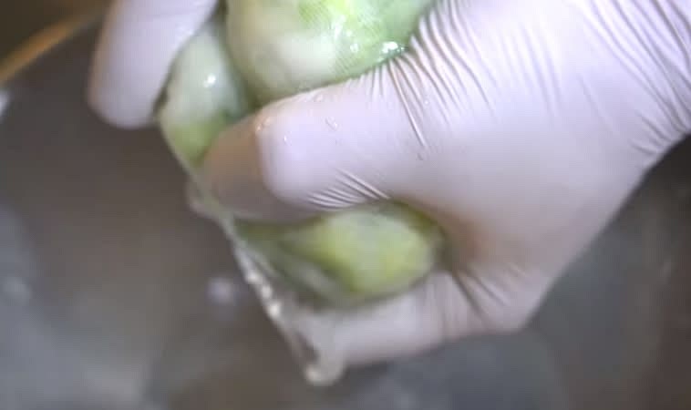 Put pickled cucumbers and onions in a cloth to remove moisture 절인 오이,양파를 면보에담아 수분기를 뺀다