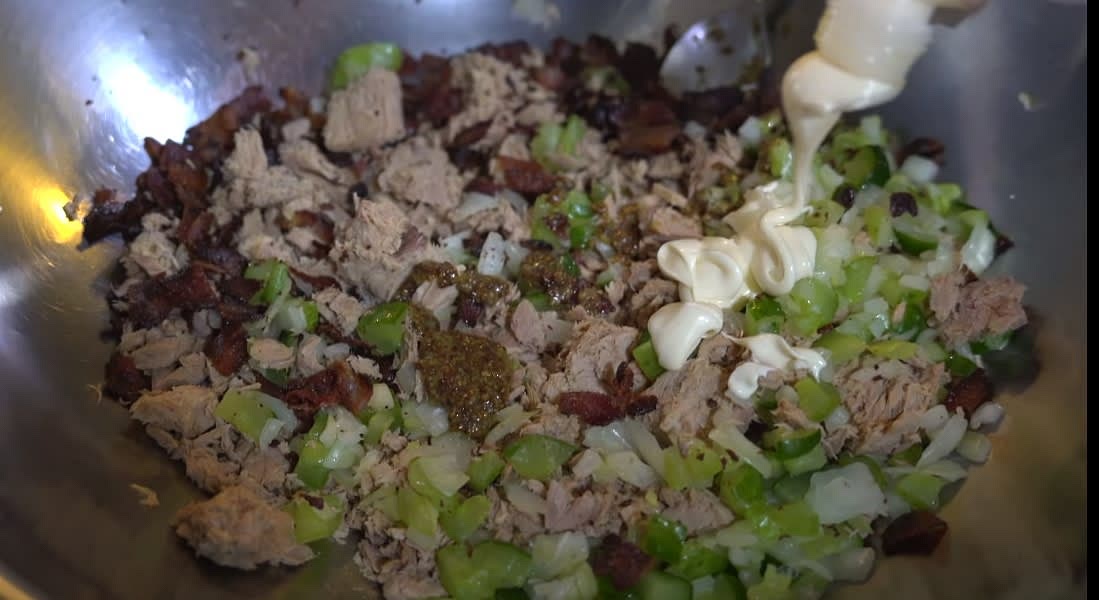 Put the ingredients in one place and season with mayonnaise, honey mustard sauce, salt, pepper, and sugar.
한곳에 재료를 담아 마요네즈,허니머스타드소스,소금,후추,설탕을넣어 간을한다.