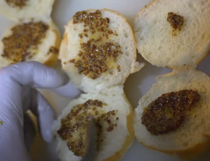 Spread honey mustard sauce on top and bottom of bread.
빵윗면,아랫면에 허니머스타드 소스를 바른다.