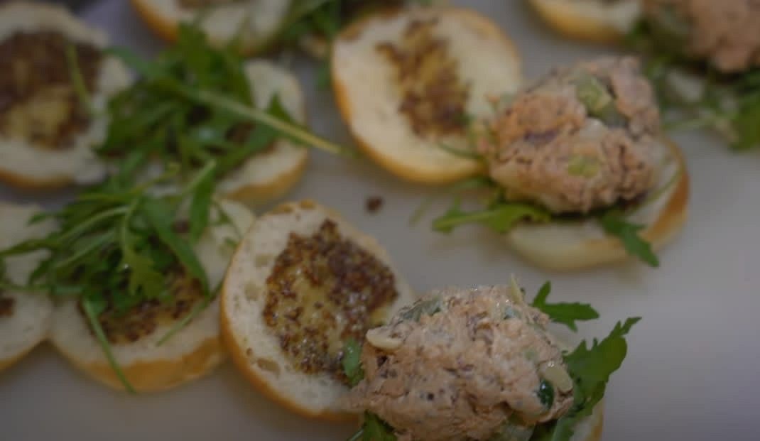Put the lucola on top and add the tuna you made.
루꼴라를 올리고 만들어둔 참치를 넣는다.