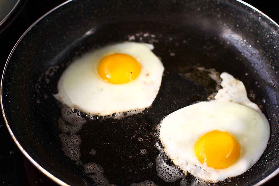 As soon as I put the cheese bread in the pan, heat the second pan on medium heat. Add the remaining oil and butter (20 grams). When the butter has melted, add the eggs and cook over low heat until cooked to your liking. I like soft-boiled eggs, so that's how I made them.