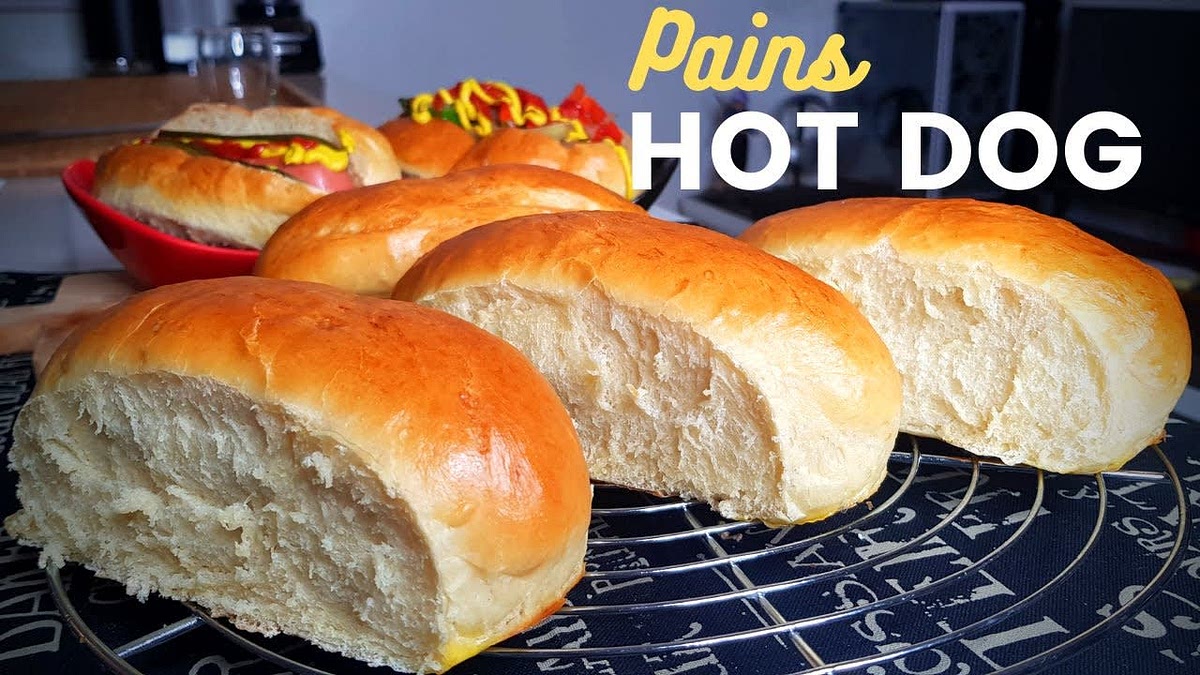 Rouler en forme de petit pain d'environ 10cm de long, et déposer sur un papier sulfurisé sur une plaque de cuisson. Vous pouvez espacer plus ou moins les petits pains, si vous préférez des formats individuels ou alors les rapprocher et les découper après cuisson.