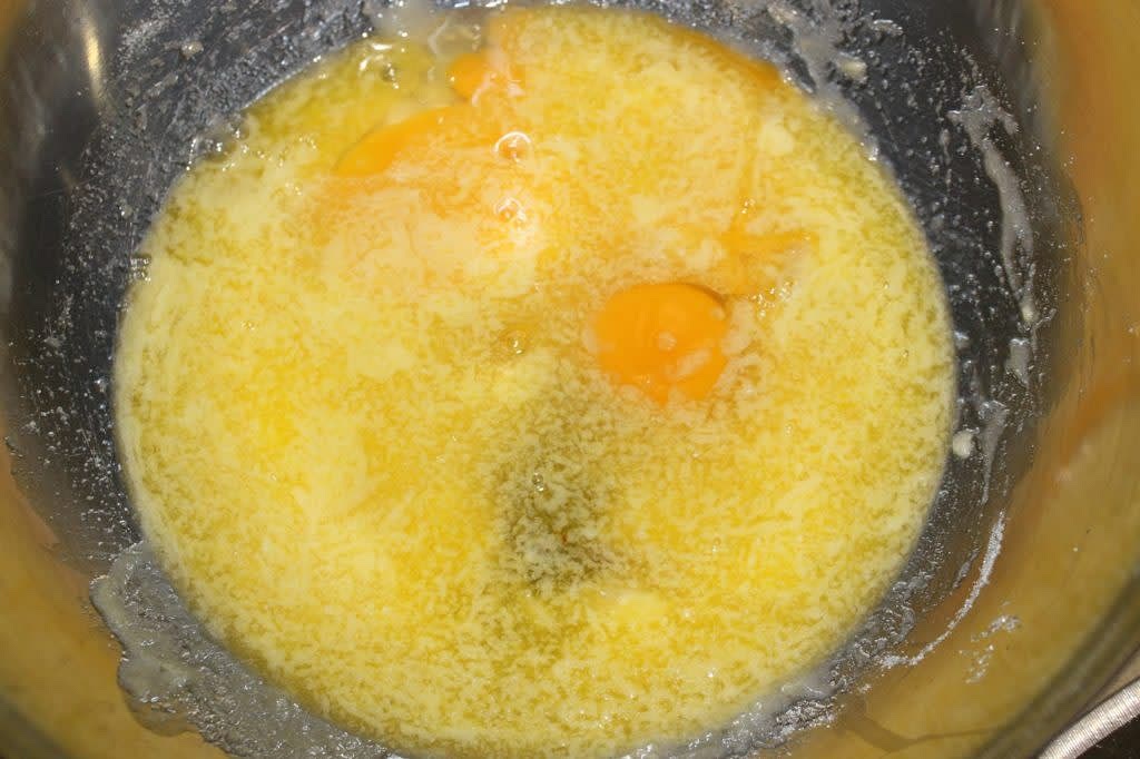 2. Ajoutez le sel, le beurre fondu et les œufs, puis mélangez.