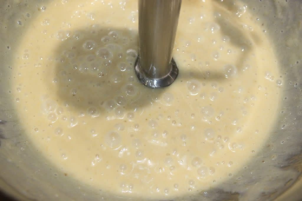 3. Ajoutez la levure, la farine et la poudre protéinée. Mélangez jusqu'à obtenir une préparation lisse.
Ajoutez des pépites de chocolat à ce moment selon le goût.