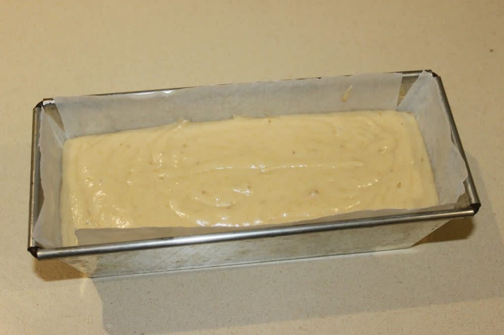 Mettez du papier sulfurisé dans un moule à cake (25 cm) et ajoutez la pâte.
Coupez la dernière banane en deux et placez-la sur le dessus de la pâte.
Faites cuire pendant 1h15 au four à 150°C. Ajoutez un récipient d'eau bouillante au fond du four pendant les 25 dernières minutes. Cela reproduira l'effet d'un four à vapeur.