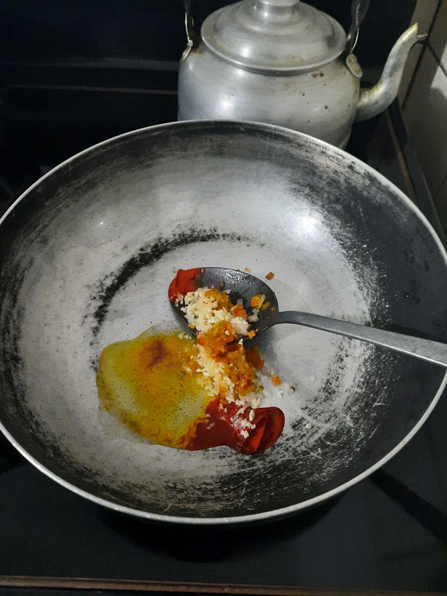 A fuego alto, verter el aceite y sofreír los ajos, la cebolla y el chile dulce. Agregar el achiote y mezclar