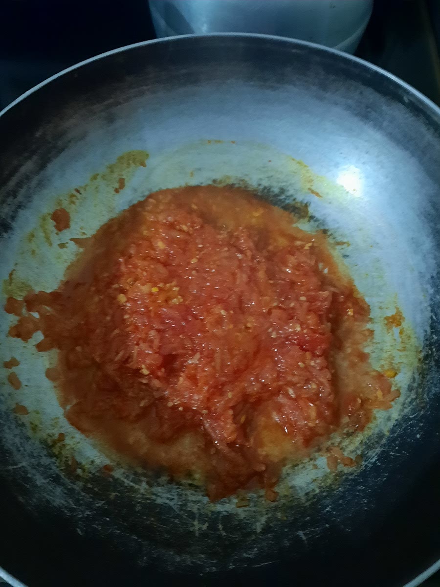 Agregar el tomate rallado y esperar 3 minutos