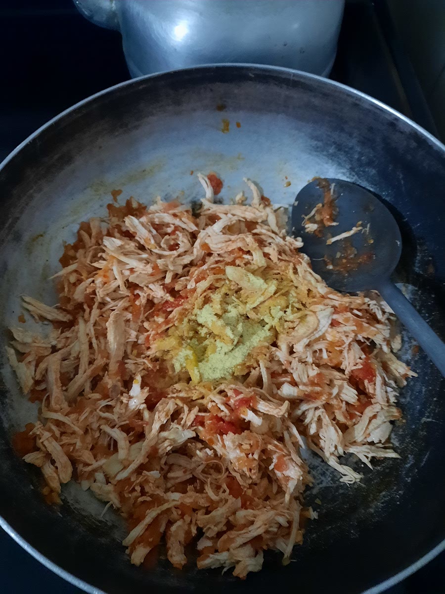 Agregar consome de pollo y mezclar