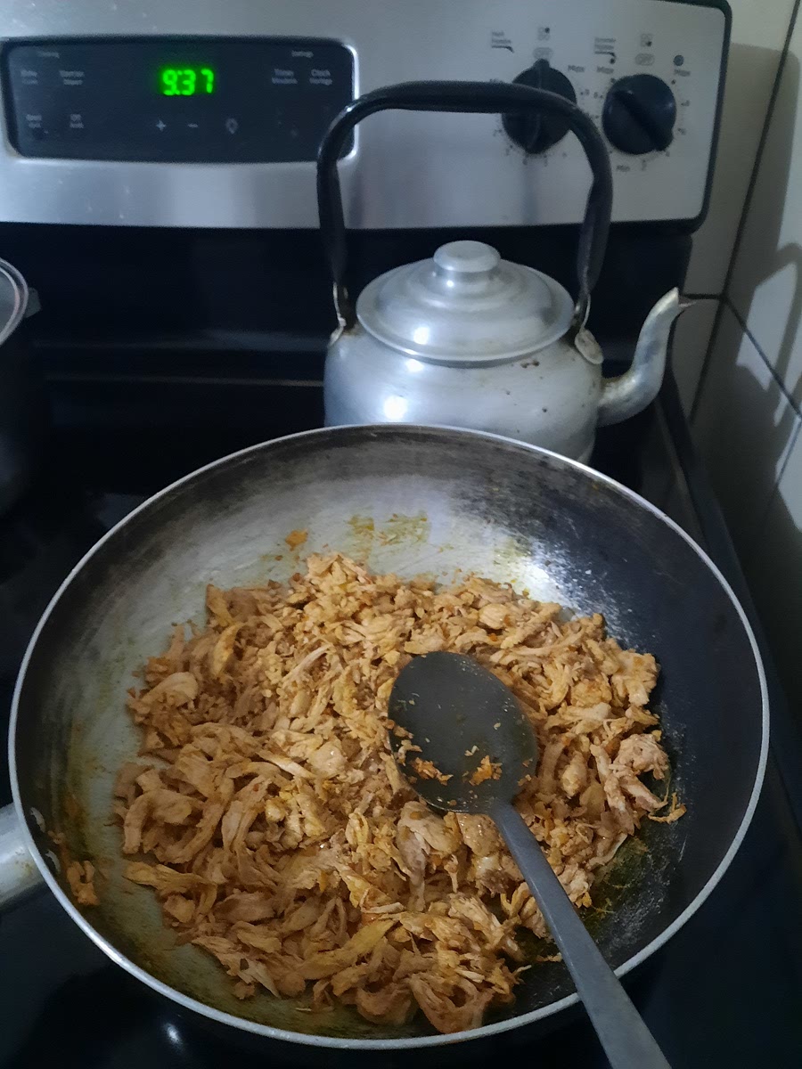 Cubrir con caldo de pollo y mezclar