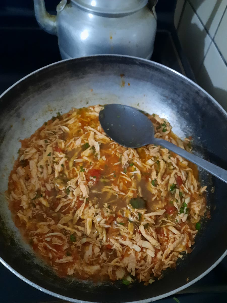 Agregar Salsa Lizano y mezclar. Tapar por 5min